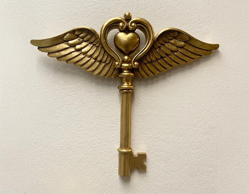 Photo n°2 du produit Déco murale clé ailes coeur doré 20x17cm-479T17-0