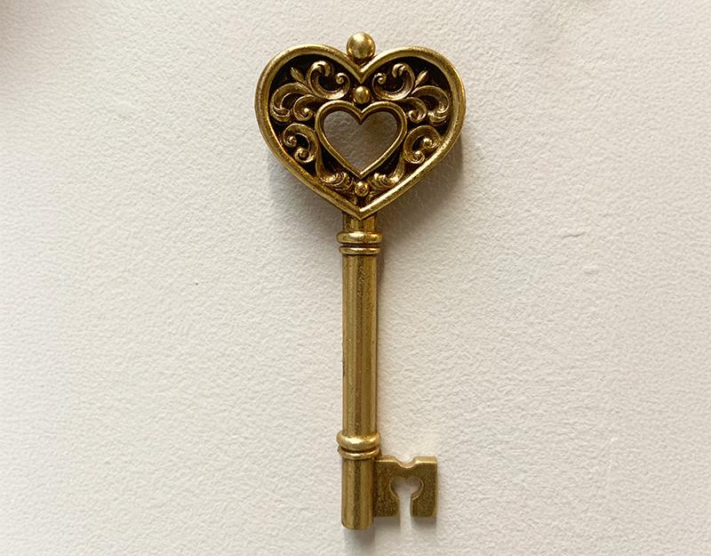 Photo n°2 du produit Déco murale clé coeur doré 7x17cm-478T17-0