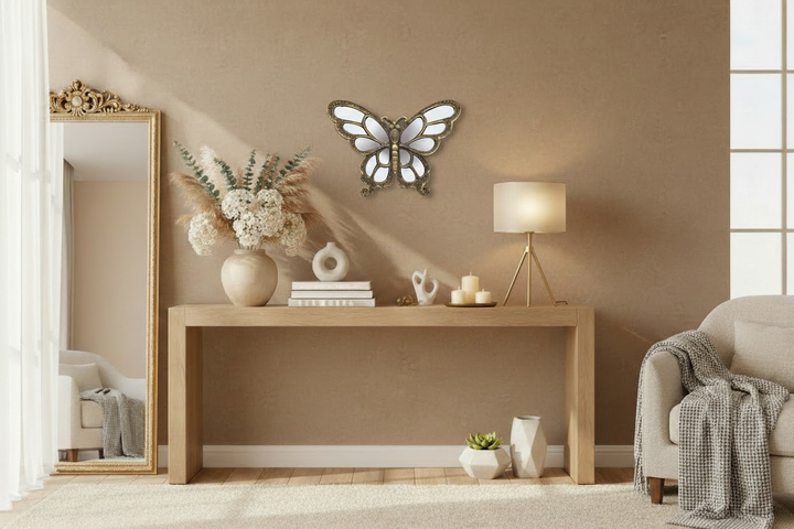 conserve en tout point ce visuel, en réduisant légèrement la taille du papillon qui en réalité fait 24cm de haut. veille à conserver des proportions réalistes