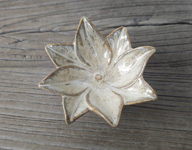 Photo n°2 du produit Coupelle céramique fleur beige 10x10x4cm-631C10-0