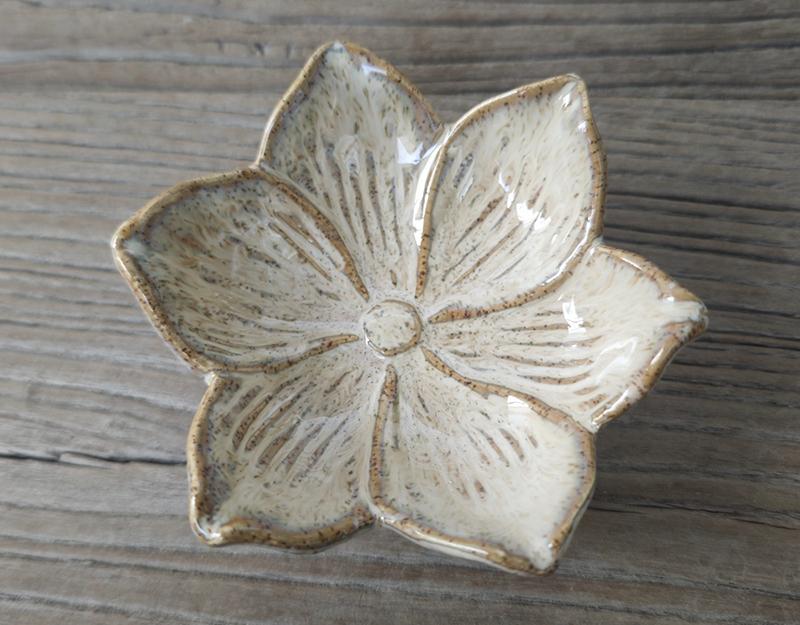 Photo n°2 du produit Coupelle céramique fleur beige 10x9x4cm-630C10-0